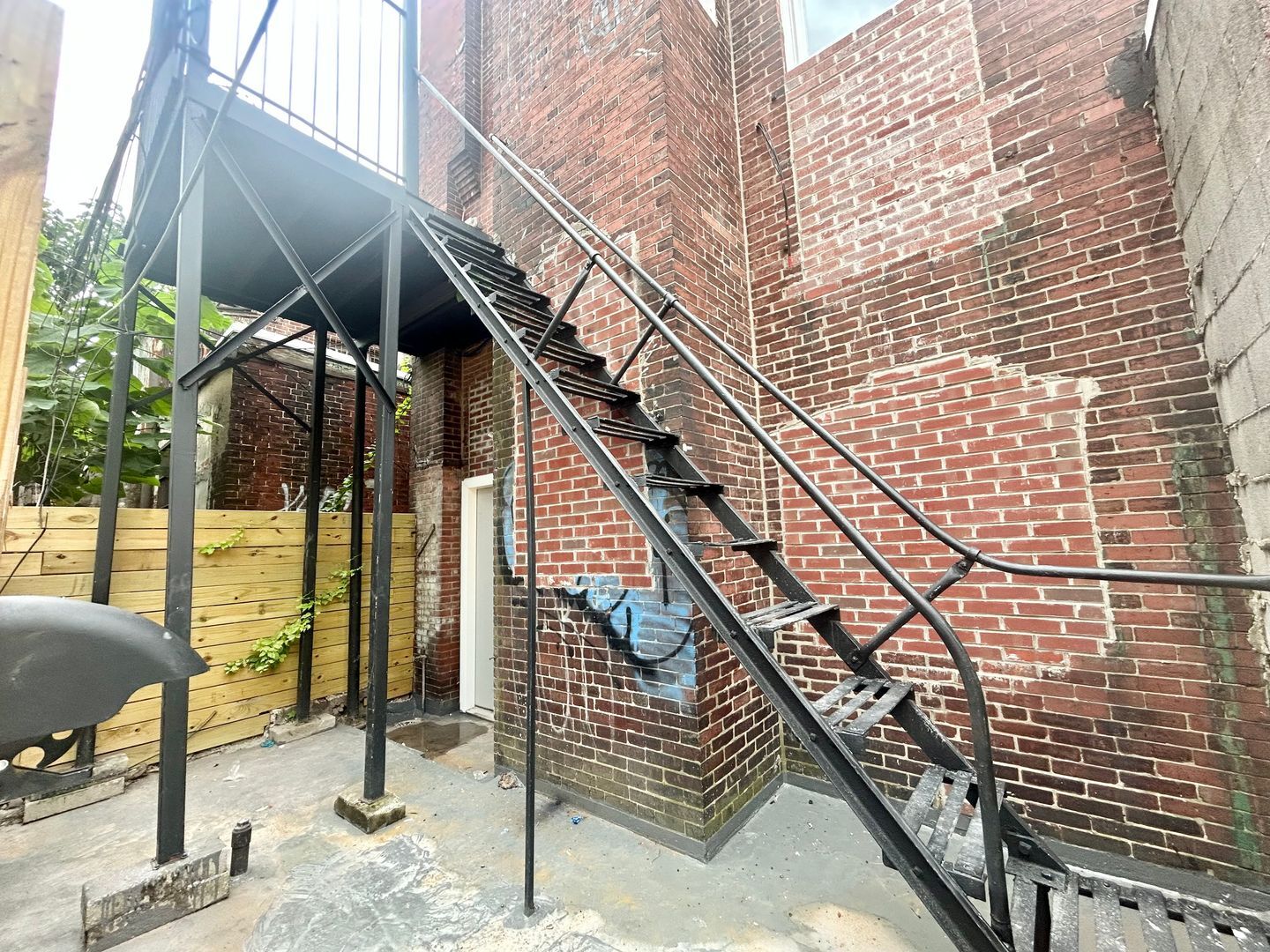 Building Photo - 2725 W Girard Ave
