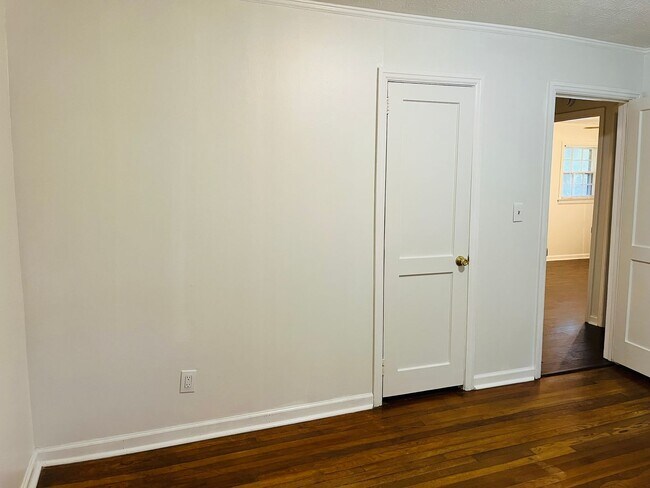 Building Photo - 3 bedroom, 1.5 all brick ranch with 2 car ...