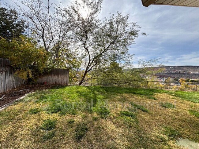 Building Photo - 325 N Main St