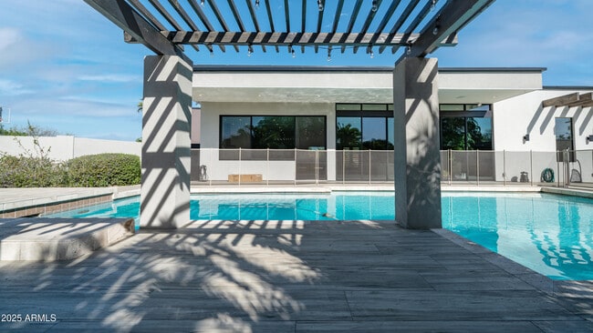 Building Photo - 7417 E Paradise Dr