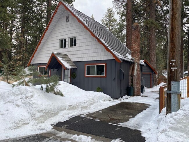Primary Photo - Lovely 3 Bedroom Home with Upgrades Throug...