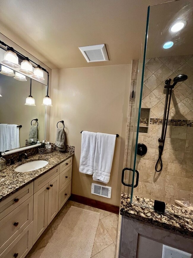 Building Photo - Executive Rental on Riverside Country Club...