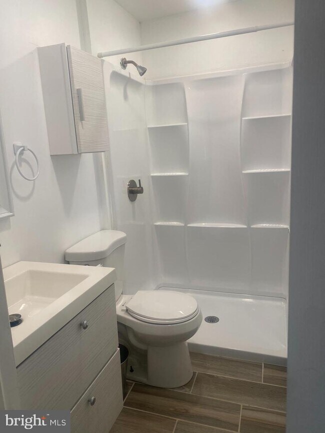 Building Photo - 415 Elm St