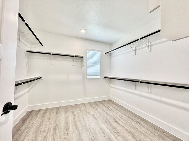Building Photo - 8749 Scotty's Lk Ln