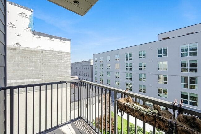 Building Photo - 707 Monroe St