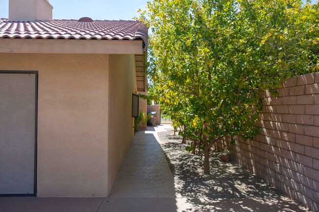 Building Photo - 40588 Clover Ln