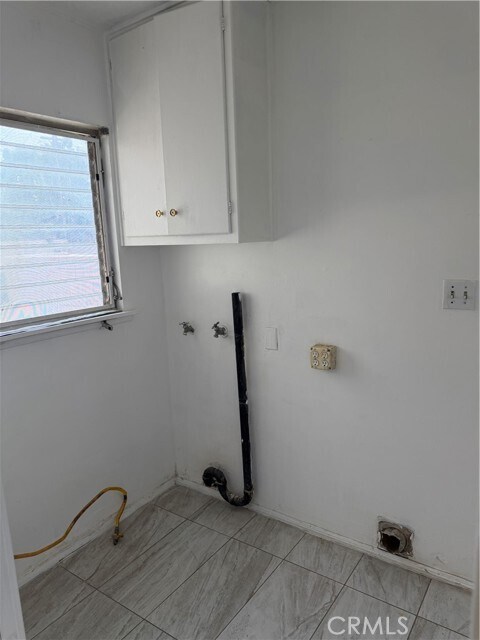 Building Photo - 944 N Primrose Ave