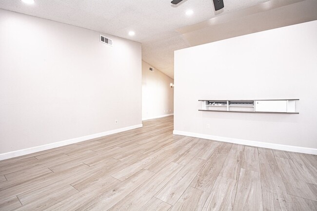 Building Photo - 8644 Frankfort St