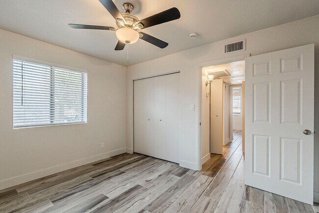 Building Photo - 558 S Lesueur
