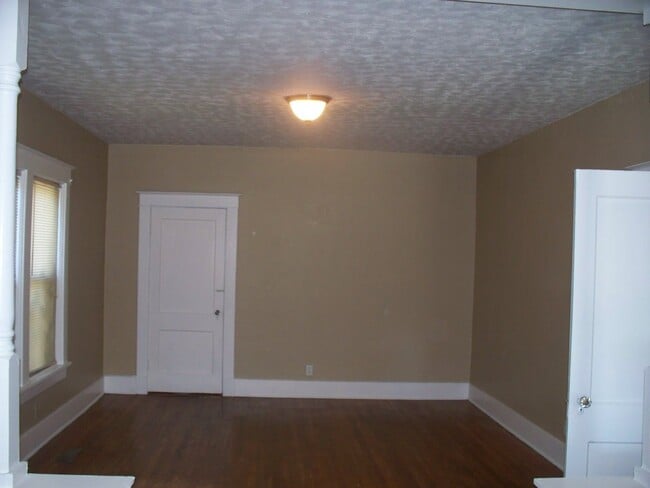 Building Photo - 2526 Yale Ave