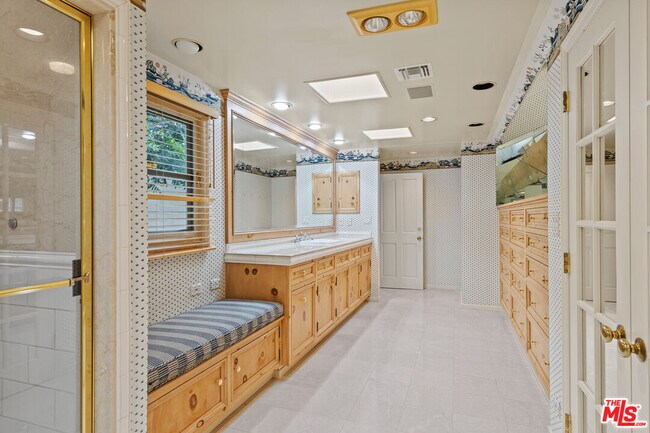 Building Photo - 710 Alta Dr