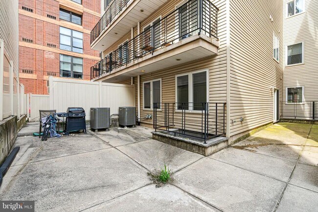 Building Photo - 912 N 16th St