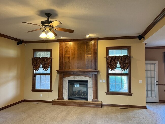 Building Photo - Spacious Family Home in Republic