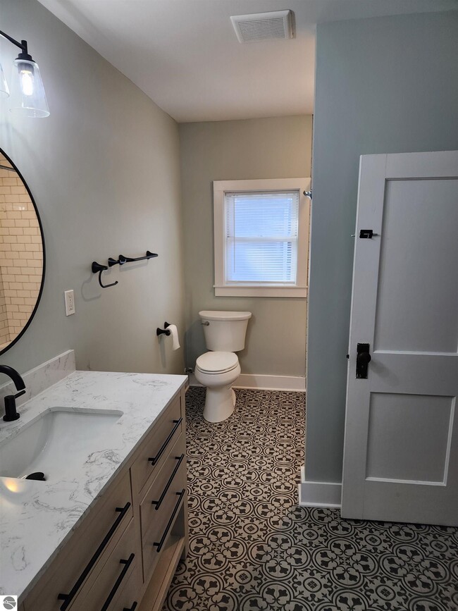 Building Photo - 620 W Ninth St