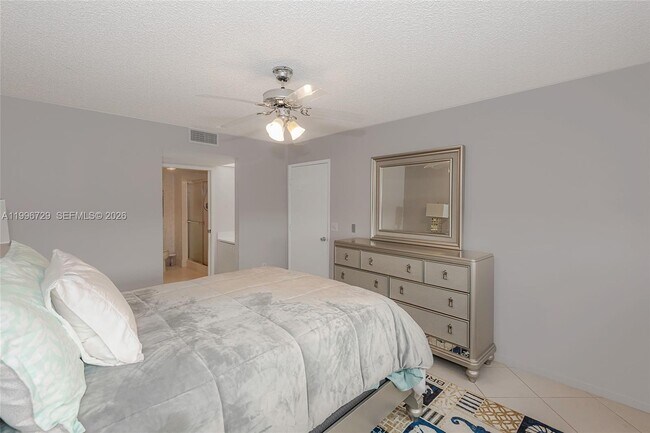 Building Photo - 950 SW 138th Ave