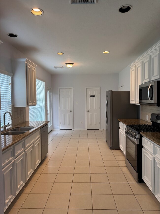Building Photo - 3139 Summerland Dr