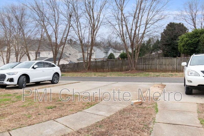 Building Photo - 9344 Greenheather Dr