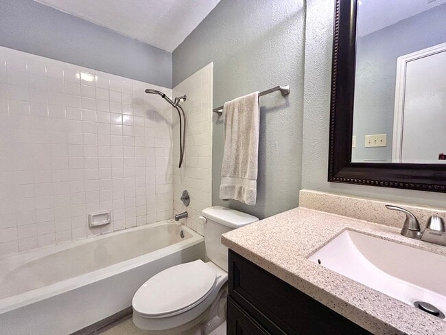 Building Photo - Nice & Cozy 2/BR 1/BA Home with Fenced Yar...
