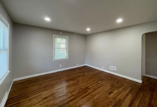 Building Photo - Spacious 2 Bedroom House!