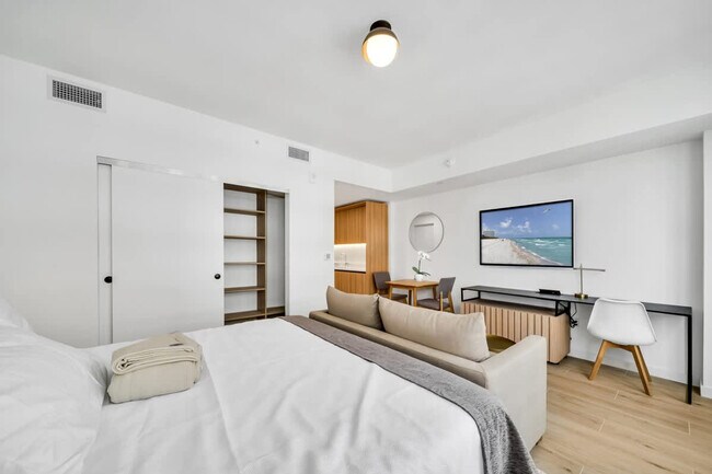 Building Photo - 225 N Miami Ave