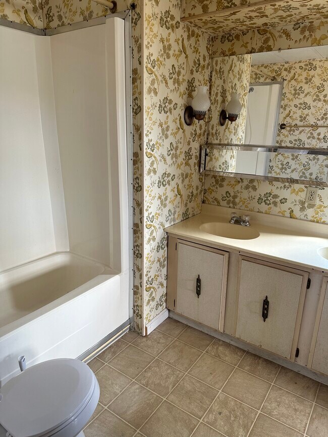 Building Photo - 12 Circle Dr