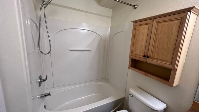 Building Photo - 3 Bed, 2.5 Bath - Beautiful Mountain Views - Close to JBER!