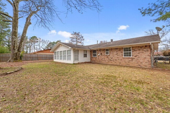 Building Photo - Nice 3 Bedroom 2 and a Half Bathroom House in Jacksonville, Arkansas