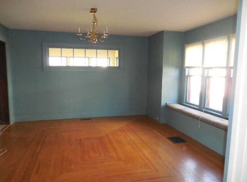 Building Photo - 120 W 10th St