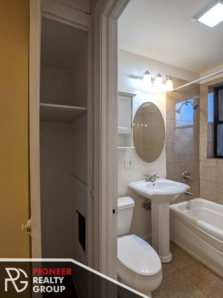 Building Photo - 736 W Addison St