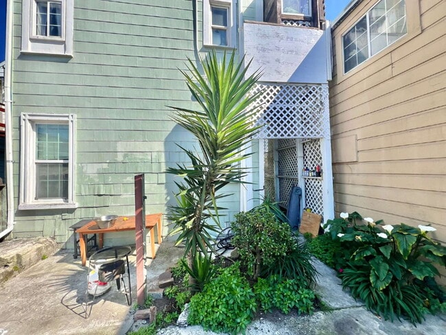 Building Photo - Bottom Unit with Tall Ceilings W/ Backyard