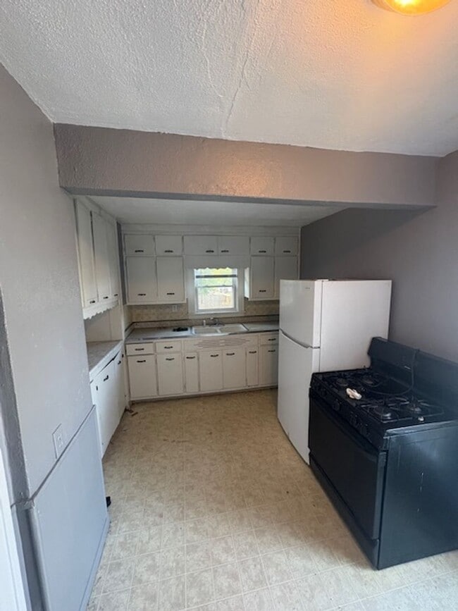 Building Photo - Single-Family 3 bedroom Home