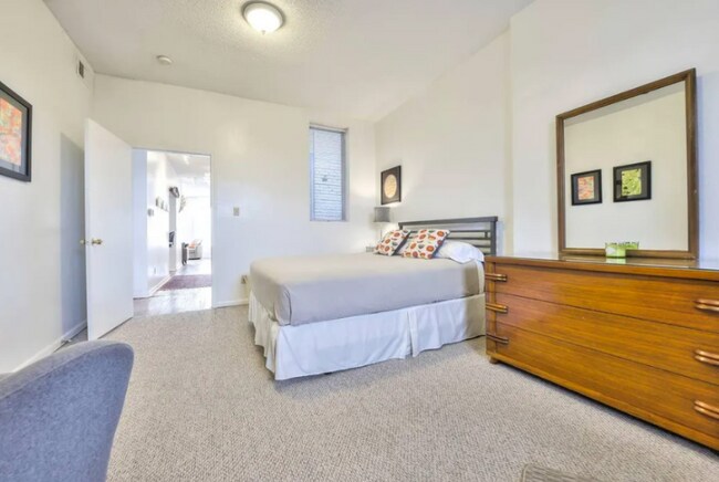 Building Photo - 404 W 17th St