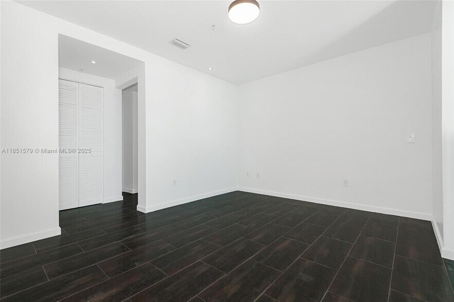 Building Photo - 300 S Biscayne Blvd