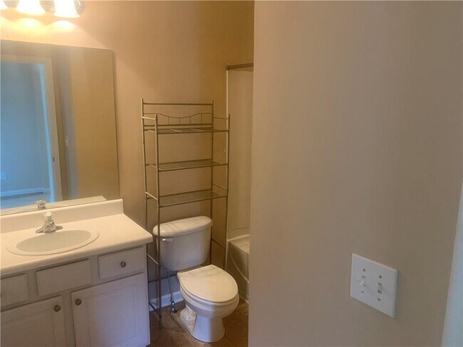 Building Photo - 121 Creekwood Tr