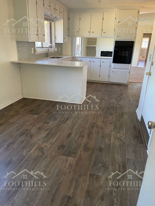 Building Photo - 3-Bedroom Brick Home in Top School Distric...