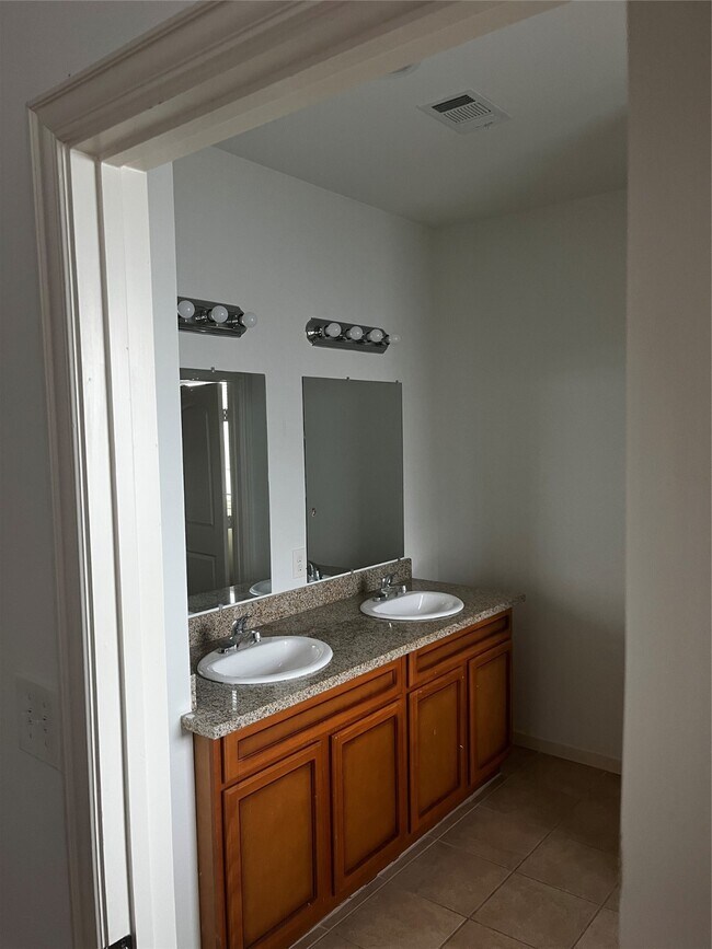 Building Photo - 4303 Oak Ridge Dr