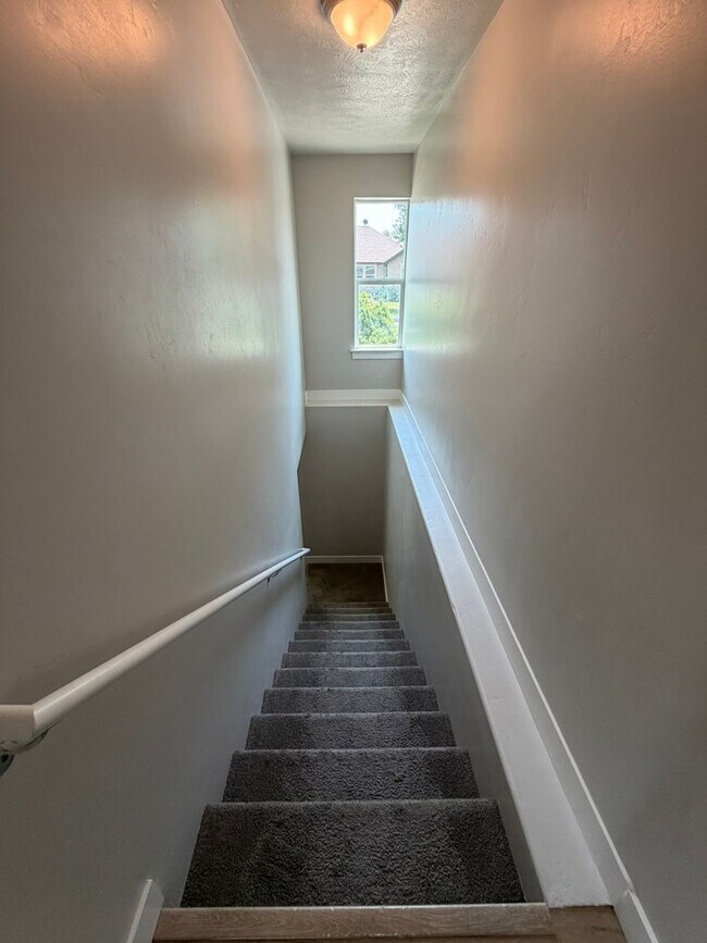Building Photo - Spacious 6-Bedroom Home for Rent in Lehi