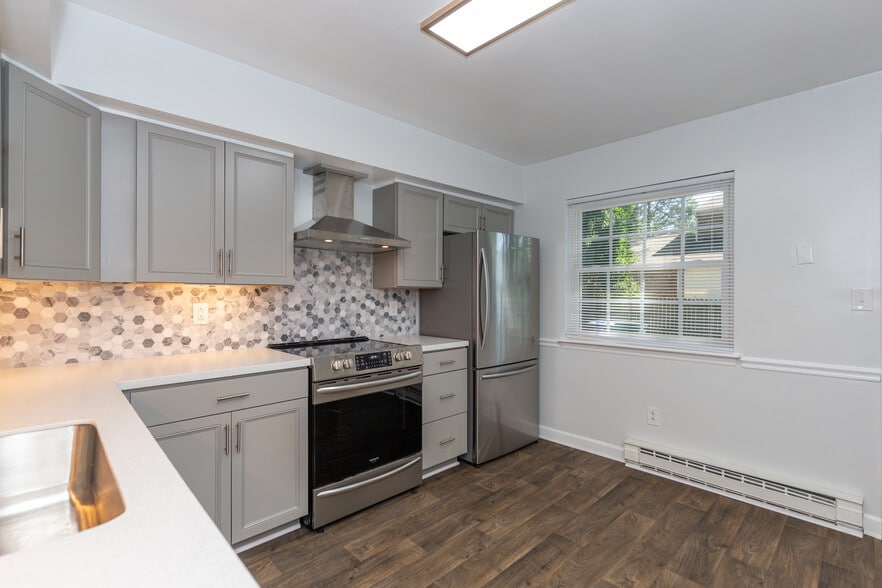 Building Photo - 9392 Pine Tree Rd