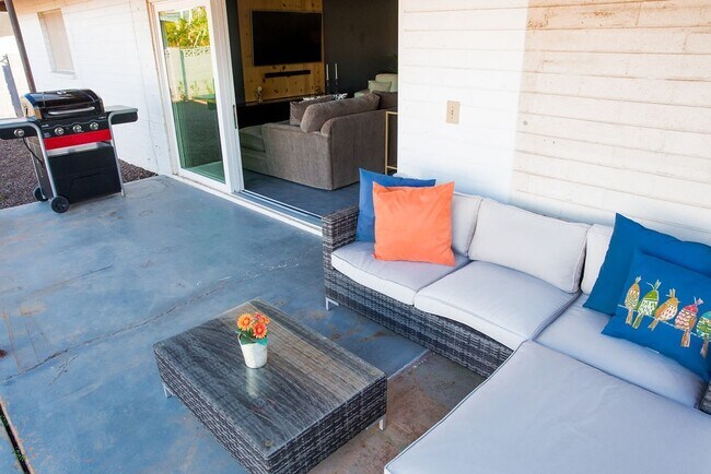 Building Photo - Gorgeous Fully Furnished 3 Bd 2 Bath Vacation Home!