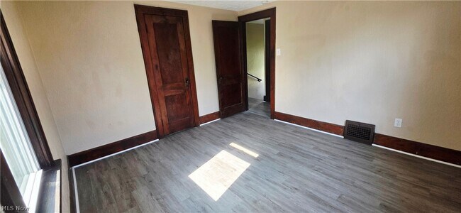 Building Photo - 147 Brighton Dr