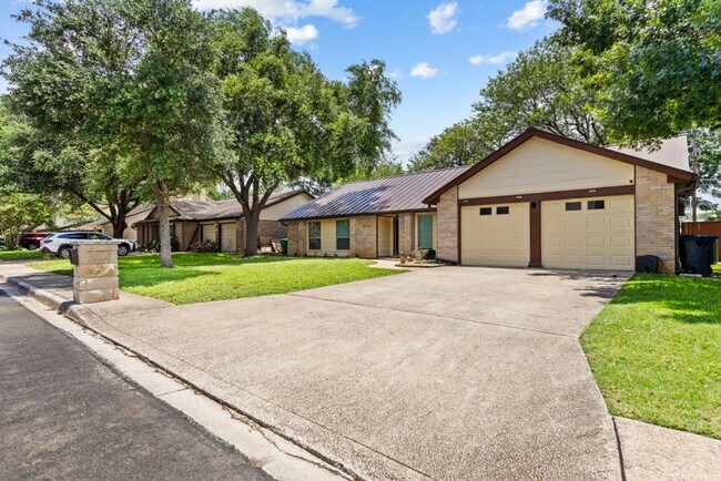 Building Photo - Charming Home Awaits: Spacious & Modern Living in a Prime Location