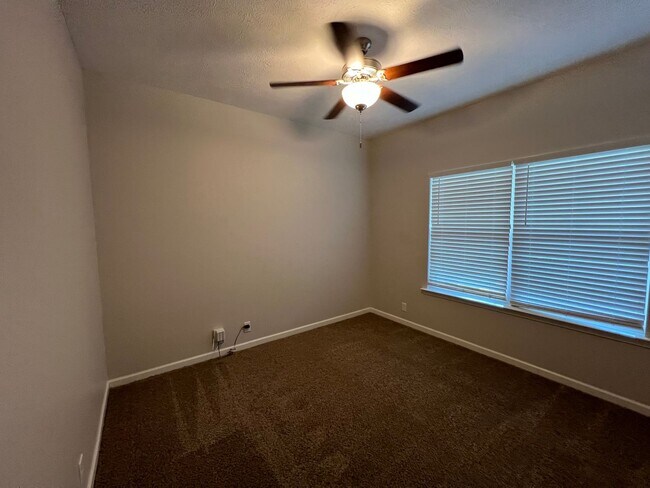 Building Photo - Move-in Special! Available Immediately! Gorgeous 4 Bedroom 3 Bath in Creeksbend Subdivision