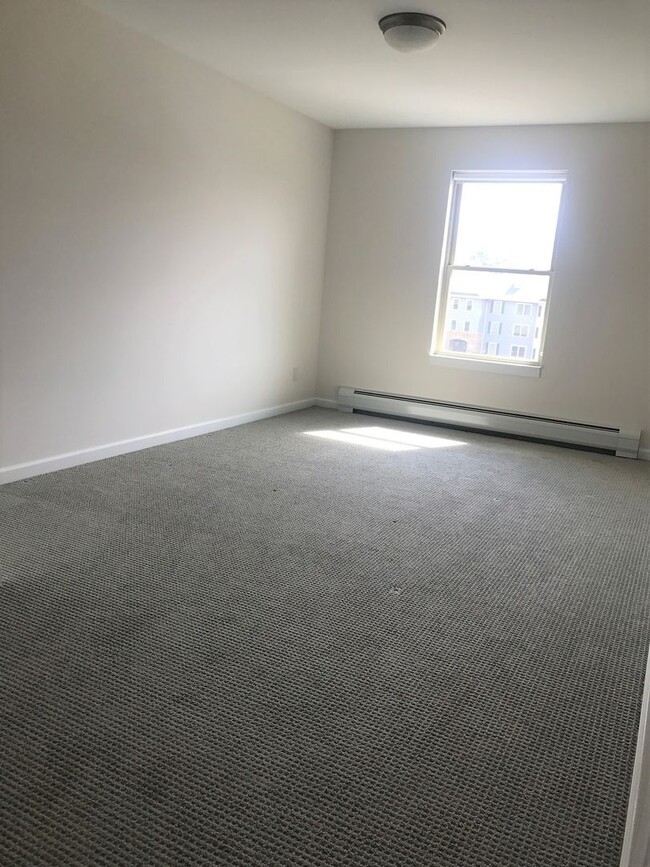 Building Photo - Top Floor Corner 2 Bedroom with Wooded View