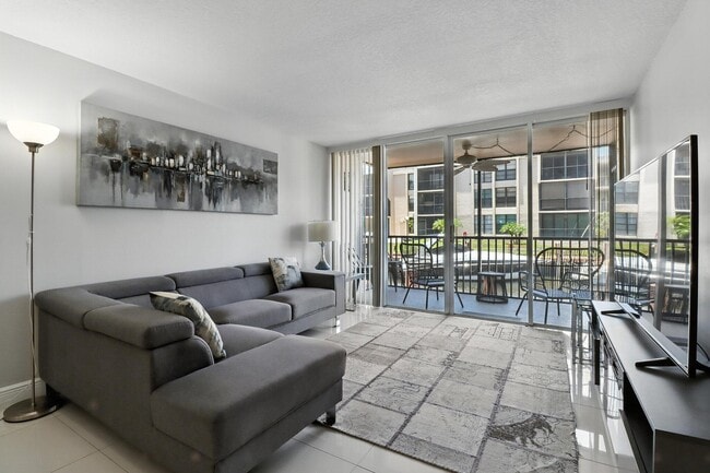 Building Photo - 6 Royal Palm Way