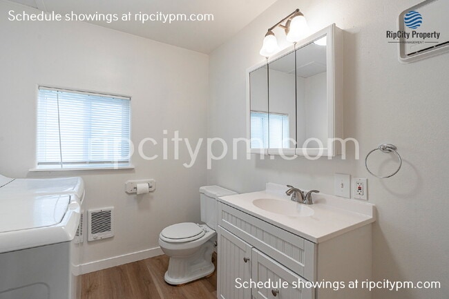 Building Photo - 424 Division St