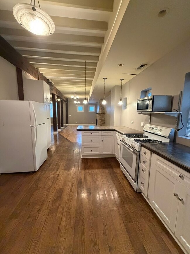 Building Photo - 1357 N Wolcott Ave