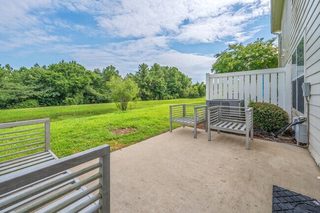 Building Photo - 2 Bedroom Townhouse in Crestview!