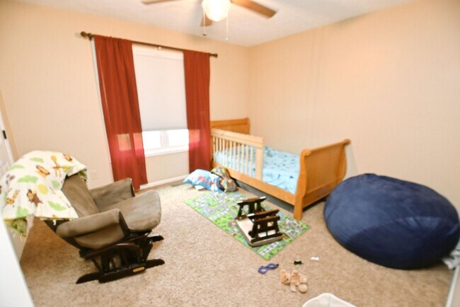 Building Photo - Large 4-5 bedroom 2.5 bath home in South B...
