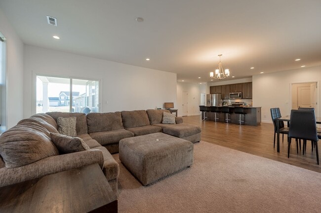 Building Photo - Modern Home with Open Floor Plan in Blacks...