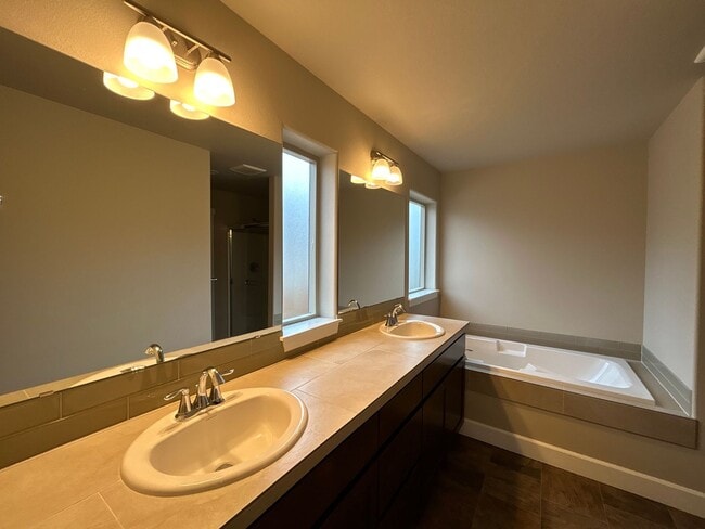Building Photo - Beautiful 3 Bedroom / 2 Bathroom Home in S...